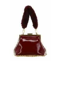 Sac à main en cuir verni rouge à finition brillante, avec une bandoulière en chaîne dorée et une poignée supérieure en fausse fourrure. Cadre carré avec fermeture à clip.