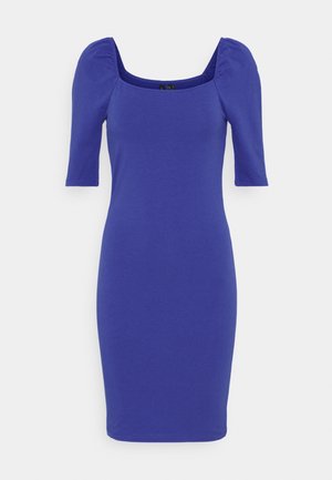 Dopasowana fioletowa sukienka do kolan z bufiastymi krótkimi rękawami i kwadratowym dekoltem na białym tle.