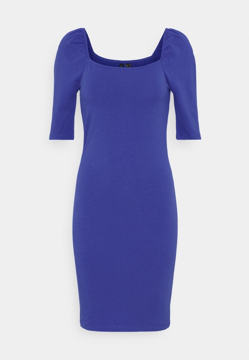 Dopasowana fioletowa sukienka do kolan z bufiastymi krótkimi rękawami i kwadratowym dekoltem na białym tle.