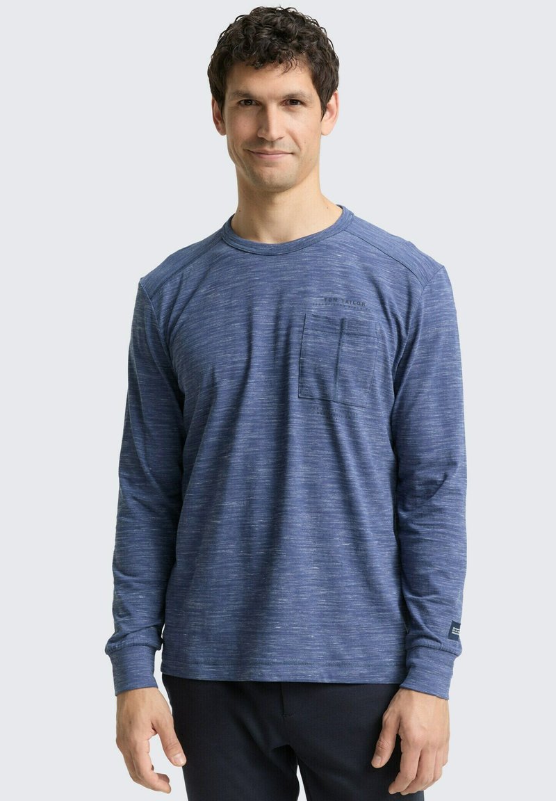 Langärmliges T-Shirt mit Rundhalsausschnitt aus meliertem blauen Stoff, ausgestattet mit einer Brusttasche und einem strukturierten Muster. Weiches, atmungsaktives Material.