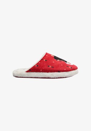Zapatillas rojas con un forro blanco y esponjoso, que presentan un estampado de cascanueces en la parte superior y una superficie suave y texturizada.