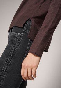comma Sweter