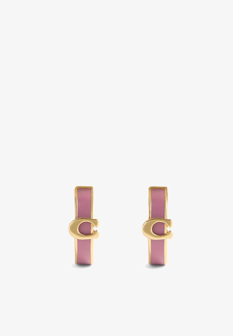Orecchini a cerchio in tono oro con design rettangolare, inlay in smalto rosa lucido e un piccolo logo accentato sul lato.