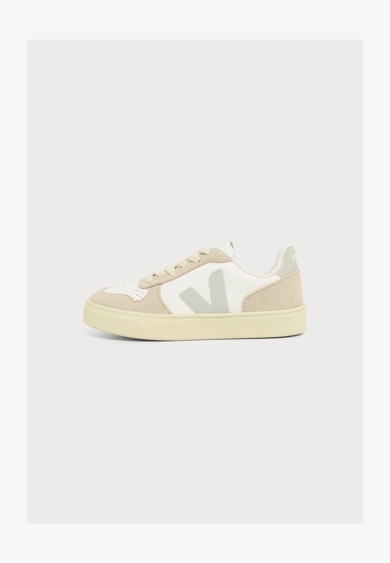 Μπεζ και λευκό sneaker χαμηλής κοπής με πάνελ από σουέτ και δέρμα, ανοιχτό μπεζ σόλα και γκρι λογότυπο «V» στο πλάι.