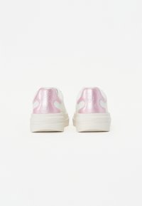 Weiße Sneakers mit einer glänzenden, rosa Fersenlasche, die geprägte Designs aufweist. Dicke weiße Sohle mit glatter Textur. Minimalistisches Design.