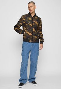 Urban Classics Bomber stiliaus striukė - wood