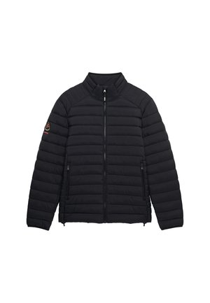 Veste noire matelassée avec fermeture éclair frontale, deux poches zippées, col montant rembourré et un petit écusson logo sur la manche gauche.