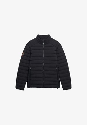 Zwarte doorgestikte jas met ritssluiting aan de voorkant, twee zakken met rits, gewatteerde hoge kraag en een klein logoplaatje op de linkermouw.