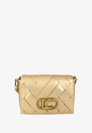Borsa a mano in pelle dorata con una texture intrecciata, presenta un logo hardware ovale dorato. Forma rettangolare compatta e tracolla regolabile.
