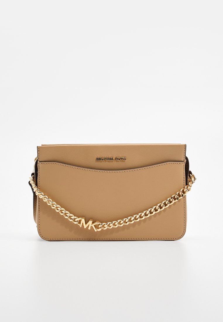 Tasche aus tanfarbenem Leder mit einer goldenen Kettenriemen, die ein gewelltes Design aufweist und ein geprägtes Logo besitzt. Glatte Textur mit minimalistischen Akzenten.