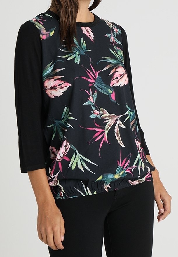 Musta yläosa, jossa on kukkakuosi, 3/4-hihat ja ker gathered helmassa. Valmistettu pehmeästä kankaasta, jossa on elinvoimaisia vihreitä ja vaaleanpunaisia lehtikuvioita.