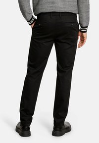 Schwarze Hose aus glattem Stoff, mit geradem Bein-Design, zwei Gesäßtaschen mit Knopfverschlüssen und minimalen Nähten.