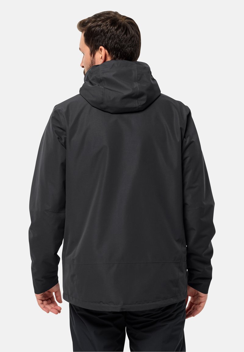Zwarte waterdichte jas met een capuchon, gladde textuur en een relaxte pasvorm. Heeft een zoom die onder de taille valt en verstelbare manchetten.