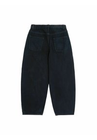 Czarne dżinsy o luźnym kroju, z wysokim stanem, dwiema tylnymi kieszeniami oraz gładką, lekko teksturowaną powierzchnią.