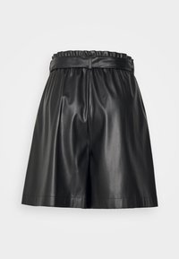 Pantalones cortos de cuero sintético negro con una cintura fruncida y textura suave, que presentan un corte holgado y un dobladillo recto.