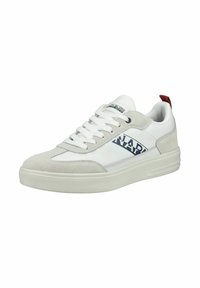 Heren sneaker met een bovenwerk van wit leer en grijze suède accenten, een gestructureerde rubberen zool en een rode hielstrip. Merklogo prominent weergegeven.