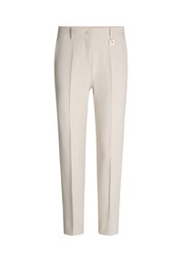 Pantaloni beige sartoriali con gamba dritta, piega frontale singola e una sottile trama del tessuto. Presentano un bottone anteriore e un accento metallico.