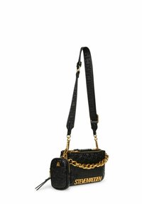 Borsa a tracolla nera con design testurizzato, dettagli in catena dorata, una piccola pochette staccabile e una tracolla stampata. Nome del marchio ben visibile.