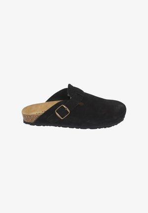 Zueco de ante negro tipo slip-on con correa ajustable de hebilla de latón, plantilla de corcho y suela de goma negra texturizada, presentado sobre fondo blanco.