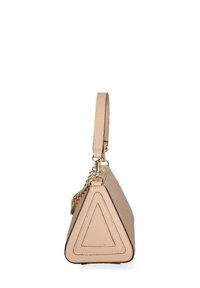 Borsa in pelle beige a forma di triangolo con superficie texture. Presenta una tracolla in catena dorata e bordi scuri a contrasto per un tocco di dettaglio.