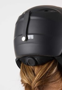 Schwarzer Skihelm mit glatter, matter Oberfläche, verstellbarem Knopf auf der Rückseite, Lüftungsöffnungen und angebrachtem Größenetikett (53-56).