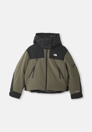 Zkrátená izolovaná bunda v olivovo zelenej a čiernej farbe. Má vysoký golier, dve postranné zipsy a nastaviteľné manžety. Mäkkučký materiál, moderný dizajn.