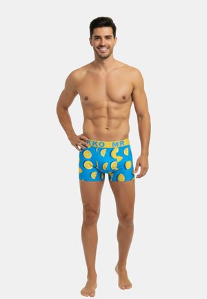 Calzoncillos bóxer para hombre en tela azul, con patrones de limones amarillos y una cintura elástica amarilla que muestra el texto "MR" e "IKKO".