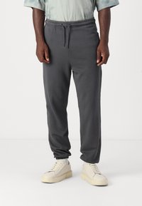 Jack & Jones JPSTKARL JJCHARGE FADED PANTS - Pantaloni sportivi - castlerock