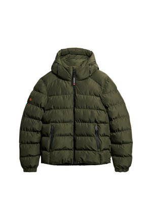Olijfgroene pufferjack met kap, voorzien van een voorste ritssluiting, twee ritszakken aan de zijkant en geribde manchetten met een gestikte textuur.