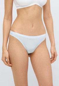 Φόρεμα μαγιό μπικίνι κάτω μέρος με ανοιχτό γαλάζιο ριγέ σχέδιο, κατασκευασμένο από λείο υλικό, με χαμηλή μέση και λεπτή ζώνη μέσης για ελάχιστη κάλυψη.