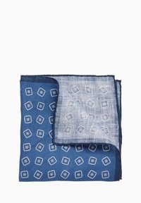 Tummansininen huivi, jossa on kukkakuvio ja vaaleampi ruutukuosi pinnalla. Pehmeä rakenne, jossa on tumma kontrastireuna. Neliön muotoinen.