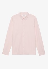 Chemise rose clair à manches longues avec col pointu, sept boutons sur le devant et un design simple et épuré sur fond uni.