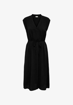 Robe noire avec décolleté en V, design sans manches, taille cintrée avec un lien, et une jupe fluide en tissu texturé.