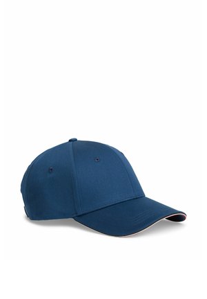 Cappellino da baseball blu a sei pannelli con visiera curva e piccoli fori di ventilazione, mostrato su uno sfondo bianco.