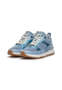 Baskets bleu clair avec des matériaux mixtes, notamment du daim et des accents brillants. Dotées de lacets blancs, d'un dessus texturé et de semelles en caoutchouc marron.