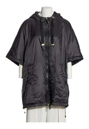 Veste noire à manches courtes avec capuche, fermeture éclair devant, cordons et poches latérales sur un mannequin buste blanc.