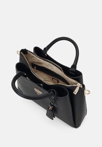 Borsa nera strutturata realizzata in materiale testurizzato con hardware dorato, doppi manici e un interno con tessuto chiaro decorato da stampa con logo.