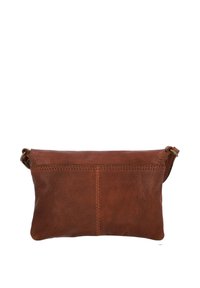 Borsa a tracolla in pelle marrone con una superficie liscia, chiusura con zip e dettagli di cucitura a contrasto. Forma rettangolare compatta.