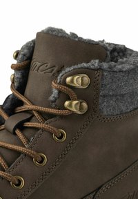 Botas de cuero marrón con forro de lana gris, acentos metálicos y cordones marrones; presenta el logo en la lengüeta y ojales redondos para los cordones.