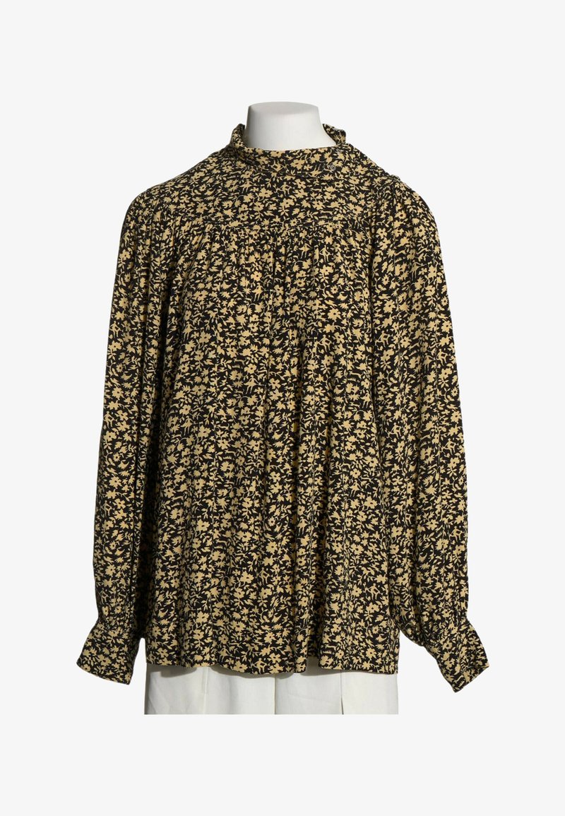 Blouse à manches longues avec petit motif floral noir et beige, col montant et détails froncés sur le devant et les manches.