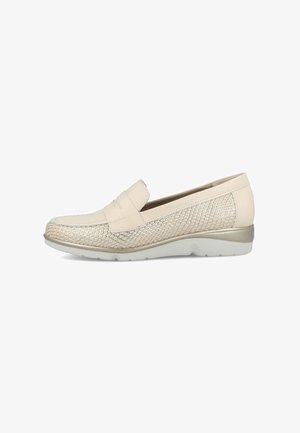 Mocasín de cuero beige con patrón texturizado de piel de serpiente en los laterales, banda superior lisa y suela baja de goma blanca.