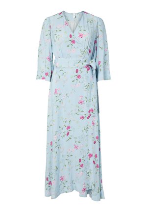 Robe portefeuille bleu clair à manches trois-quarts avec imprimé floral rose, ceinturée à la taille avec un col en V.