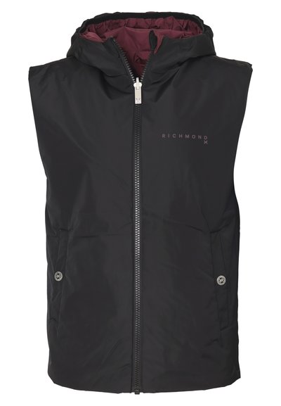 Giacca nera senza maniche con cappuccio, zip frontale e due tasche laterali. Presenta un rivestimento interno bordeaux e dettagli con logo in argento.