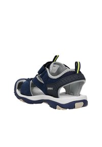 Námořnické modré sandály z semišového a síťovaného materiálu, nastavitelné suché zipy, tvarovaná bílá podešev a texturovaný šedý podpatek pro oporu.