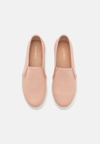 Rosa slip-on sko med en teksturert mesh-overdel, elastiske sideinnsatser og en lavprofil hvit gummisåle. Innerfôret er beige.