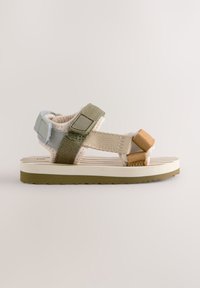 Sandales à brides avec une base beige, ornées de brides vertes, bleu clair et orange. Semelle intérieure texturée et design de semelle rainurée.