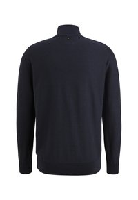 Maglione a collo alto di colore blu navy in maglia, con maniche lunghe, polsini e bordo a coste, caratterizzato da un piccolo etichetta del marchio sul retro.