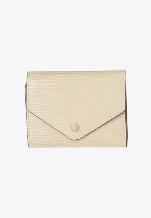 Petit portefeuille en cuir beige avec surface texturée et rabat fermé par un bouton-pression rond unique.