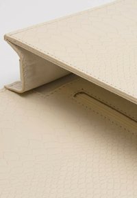 Clutch in pelle beige con motivo a serpente e superficie testurizzata. Include una tasca con zip e bordi cuciti per durabilità e stile.