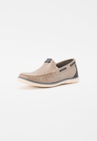 Lysebrune slip-on sko fremstillet af glat læder med perforerede detaljer; grå accenter; en polstret sål; og dekorativ syning.